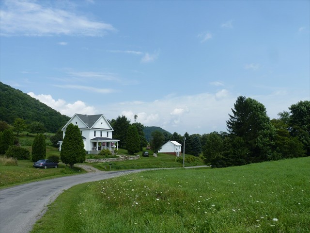 Looking bact toward the farmhouse.